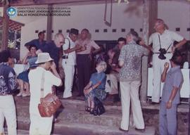 10 Juni 1982. Peserta Sidang CC XI mengadakan peninjauan ke Gunung Suroloyo- kerajinan bambu di C...