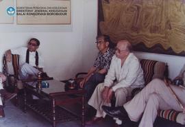 Peserta Sidang mengadakan peninjauan ke Candi Prambanan- Kunjungan ke Gedung Vrederburg pada acar...