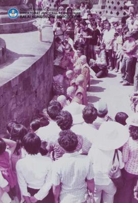 Upacara keagamaan/Waicak oleh agama Buddha yang berlokasi di Candi Borobudur.Nampak dalam gambar ...