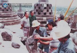 Perbaikan patung Buddha stupa tingkat III No.16.23-1-1985