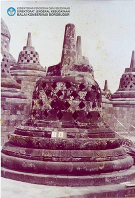 Stupa sebelum dibersihkan dari jamur batu