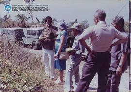 10 Juni 1982. Peserta Sidang CC XI mengadakan peninjauan ke Gunung Suroloyo- kerajinan bambu di C...