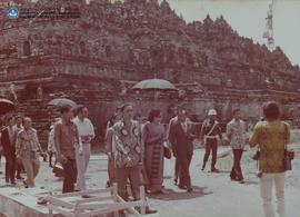 LANJUTAN. Kunjungan Kenegaraan PM Sri Lanka Ny. Bandaranaike beserta rombongan ke candi Borobudur...