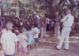 10 Juni 1982. Peserta Sidang CC XI mengadakan peninjauan ke Gunung Suroloyo- kerajinan bambu di C...