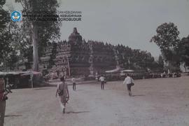 Situasi Candi Borobudur diambil dari sebelah barat laut- nampak para tamu sedang menuju ke monume...