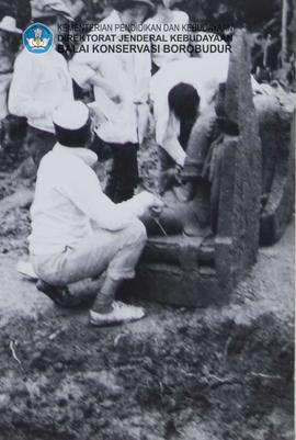 488 - 524 Situasi penggalian- arca temuan- batu-batu temuan- disekitar candi Prambanan