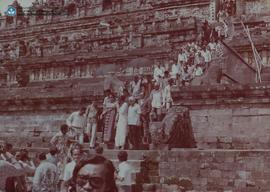 LANJUTAN. Kunjungan Kenegaraan PM Sri Lanka Ny. Bandaranaike beserta rombongan ke candi Borobudur...