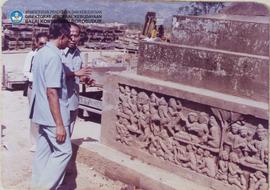 Bapak Menteri P dan K Daud Yusuf mengadakan peninjauan ke Candi Borobudur dengan didampingi oleh ...