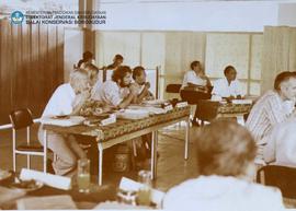 Sidang CC/III/'74 yang diselenggarakan di ruang pendopo Borobudur- Sidang yang dihadiri oleh sege...