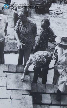 Anggota Sidang mengunjungi monument Candi Borobudur