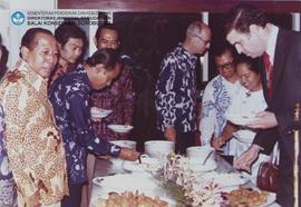 Acara makan di Guesthouse Gajah Mada sambil santai menikmati tari-tarian