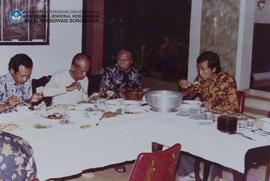 Peserta Sidang sedang makan di wisma penginapan