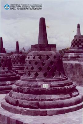 Stupa setelah dibersihkan dari jamur batu