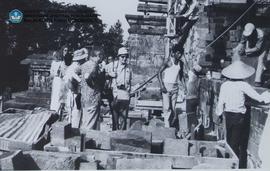 Anggota Sidang mengunjungi monument Candi Borobudur