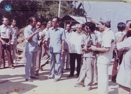 Bapak Menteri P dan K Daud Yusuf mengadakan peninjauan ke Candi Borobudur dengan didampingi oleh ...