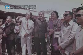 Bp. Presiden RI. Dan Ibu Tien Soeharto di depan Pendopo didampingi oleh Bp. Prof. Ir. Rooseno- Bp...