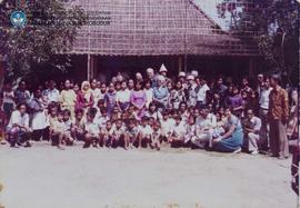 10 Juni 1982. Peserta Sidang CC XI mengadakan peninjauan ke Gunung Suroloyo- kerajinan bambu di C...