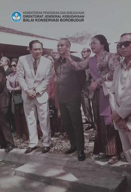 Bp. Presiden RI. dan Ibu Tien Soeharto di depan Pendopo didampingi oleh Bp. Prof. Dr. I. B. Mantr...