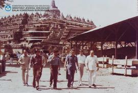 Rombongan setelah meninjau Candi Borobudur