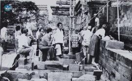 Anggota Sidang mengunjungi monument Candi Borobudur