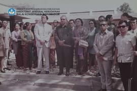 Bp. Presiden RI. dan Ibu Tien Soeharto di depan Pendopo didampingi oleh Bp. Prof. Dr. I. B. Mantr...