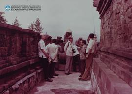 Sidang CC/VII/78. Sehabis luncheon di Saraswati- para peserta Sidang langsung datang ke Candi Bor...