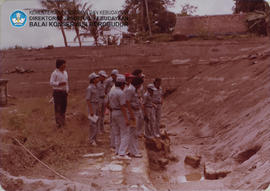 Diklat Konservasi dan Pemugaran Thn 1981 - 1982. Perkuliahan dan Praktek Lapangan di Mojokerto (J...