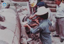 Perbaikan patung Buddha stupa tingkat III No.16.23-1-1985