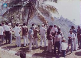 10 Juni 1982. Peserta Sidang CC XI mengadakan peninjauan ke Gunung Suroloyo- kerajinan bambu di C...