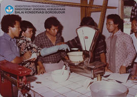 Diklat Konservasi dan Pemugaran Thn 1981 - 1982. Praktek Konservasi - Persiapan Pembuatan bahan p...