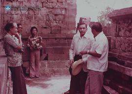 Sidang CC/VII/78. Sehabis luncheon di Saraswati- para peserta Sidang langsung datang ke Candi Bor...