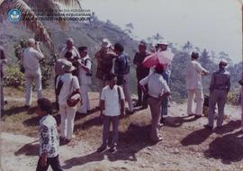 10 Juni 1982. Peserta Sidang CC XI mengadakan peninjauan ke Gunung Suroloyo- kerajinan bambu di C...