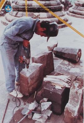 Perbaikan batu Stupa tingkat I no. 1. 24-1-1985