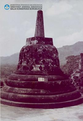 Stupa sebelum dibersihkan dari jamur batu