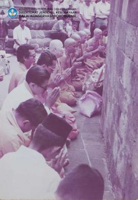 Upacara keagamaan/Waicak oleh agama Buddha yang berlokasi di Candi Borobudur.Nampak dalam gambar ...