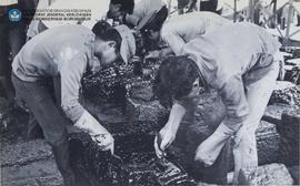 Percobaan layer B pada latihan dismantling Desember 1973. Gambar pada saat pengolesan coating unt...