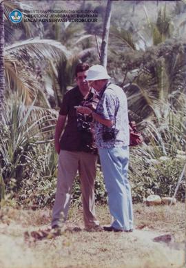 10 Juni 1982. Peserta Sidang CC XI mengadakan peninjauan ke Gunung Suroloyo- kerajinan bambu di C...