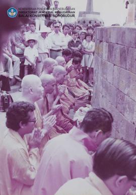 Upacara keagamaan/Waicak oleh agama Buddha yang berlokasi di Candi Borobudur.Nampak dalam gambar ...