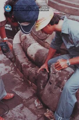 Perbaikan patung Buddha stupa tingkat III No.16.23-1-1985