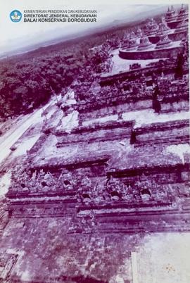 Situasi candi Borobudur dan sekitarnya dilihat dari atas tower crane- pemotretan diambil dari seg...