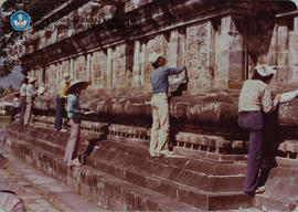 Diklat Konservasi dan Pemugaran Thn 1981 - 1982. Praktek Konservasi - Survey Lapangan di Candi Me...