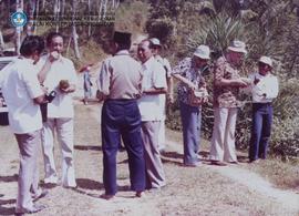 10 Juni 1982. Peserta Sidang CC XI mengadakan peninjauan ke Gunung Suroloyo- kerajinan bambu di C...