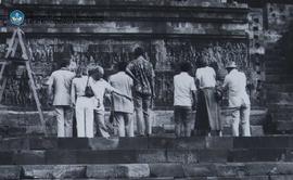 Anggota Sidang mengunjungi monument Candi Borobudur