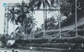 Stuktur dari gantry crane dipotret dari arah tenggara.Tampak bangunan no.20 (kiri).