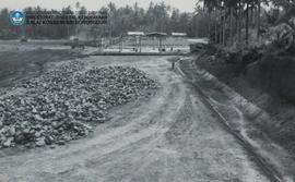 Dari depan ke belakang :batu pecah untuk storage area no.16-bangunan no.18.22.Tampak ditches (kan...