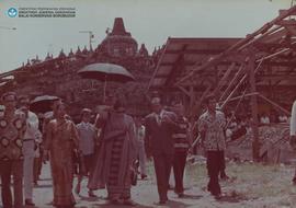 LANJUTAN. Kunjungan Kenegaraan PM Sri Lanka Ny. Bandaranaike beserta rombongan ke candi Borobudur...